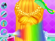 Η μικρή πριγκίπισσα πλέκει τα μαλλιά της